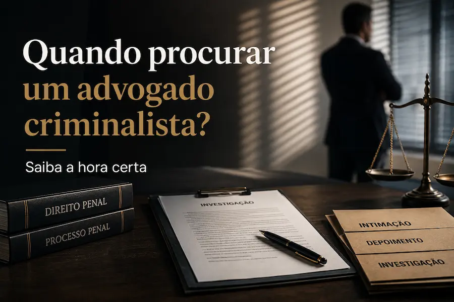 Advogado criminalista em ambiente jurídico, com documentos de investigação e intimação sobre uma mesa, simbolizando a busca por orientação jurídica